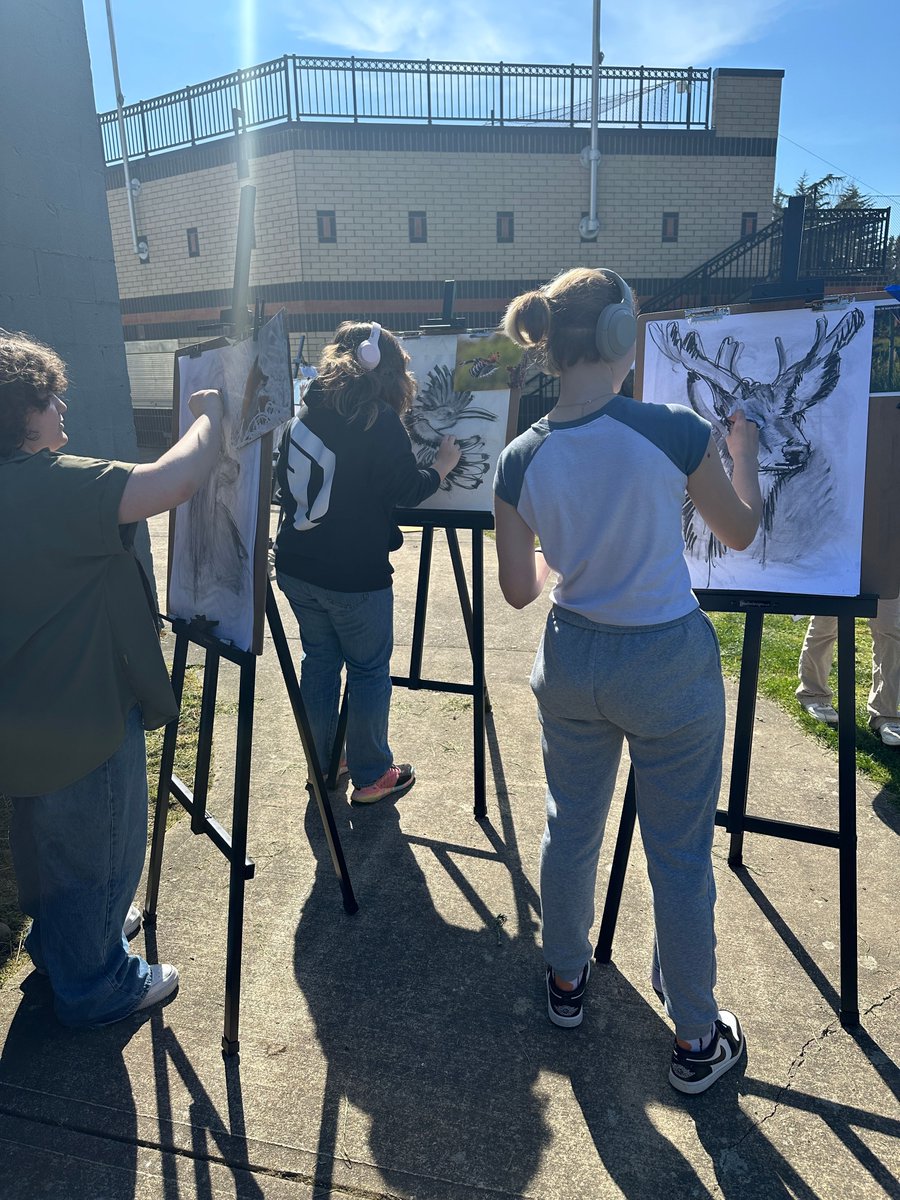 BeavertonHigh's tweet image. #ClassSpotlight: Mrs. Gillard's Drawing class takes advantage of a nice day to do some charcoal drawings!☀️🎨🦫 #ExperienceBHS