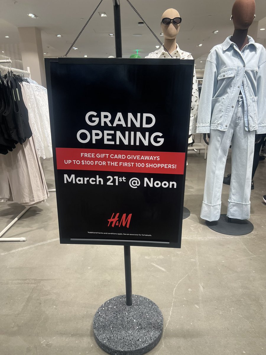 niccoyat's tweet photo. HM COUNT YOUR DAYS! You told us it was $500 gift cards PER PERSON via email, and me and my friend were FIRST IN LINE! AND THERE SINCE 7AM! You had this sign out saying UP TO 100? and WE had to NOTIFY YOUR team of the mistake and your answer is “we can’t do anything”?? THIS IS ILLEGAL!