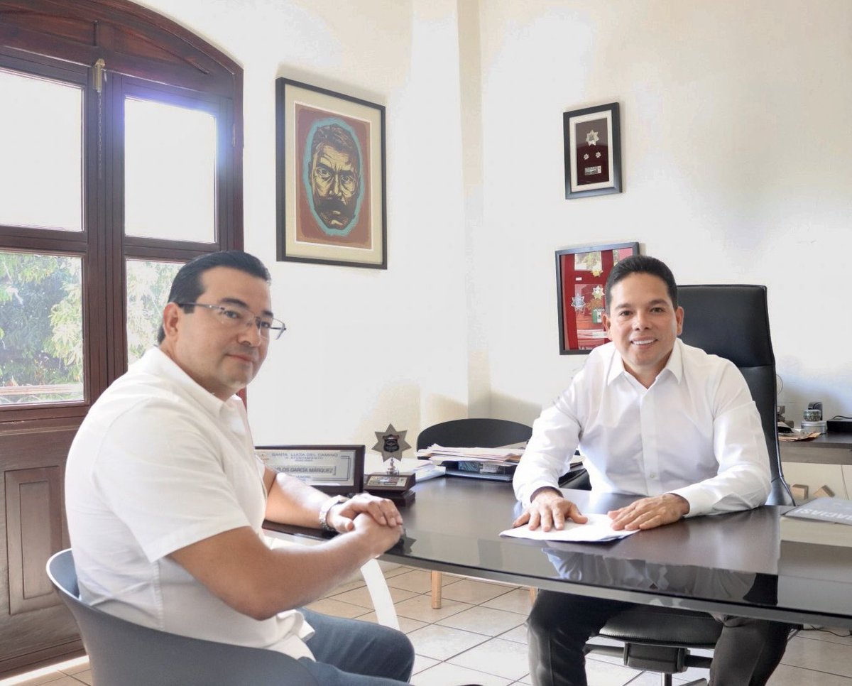 Por convenir a sus intereses personales, profesionales y políticos; hoy recibo del Mtro. Jorge Gil López Esteva su renuncia al cargo de secretario municipal. Reconozco su vocación de servicio y compromiso en los cargos que ha desempeñado en el H. Ayuntamiento de Santa Lucía del