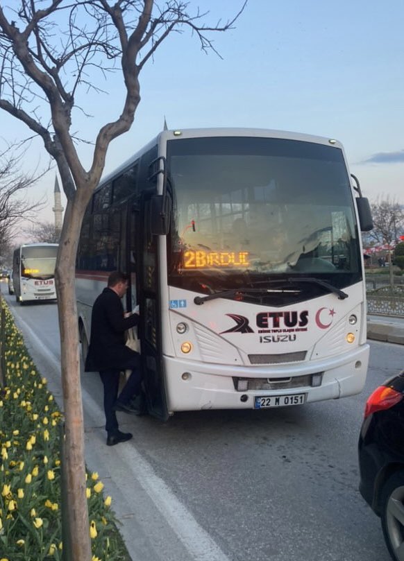 📍 EDİRNE 

Şu Selimiye’dir, şu Muradiye;
Çinilerinden, sokaklarından sümbül kokusu gelir... 🌷 

MKYK üyemiz <a href="/Caglayanamurat/">Ahmet Murat Çağlayan</a> ile birlikte teşkilatımızın açtığı stant çalışmasını ziyaret ettik.🎀

“ İftara 5️⃣ Kala ” diyerek iftara yetişemeyenlere de <a href="/AkEdirne/">AK GENÇLİK EDİRNE 🇹🇷</a>  ile yetiştik!😎