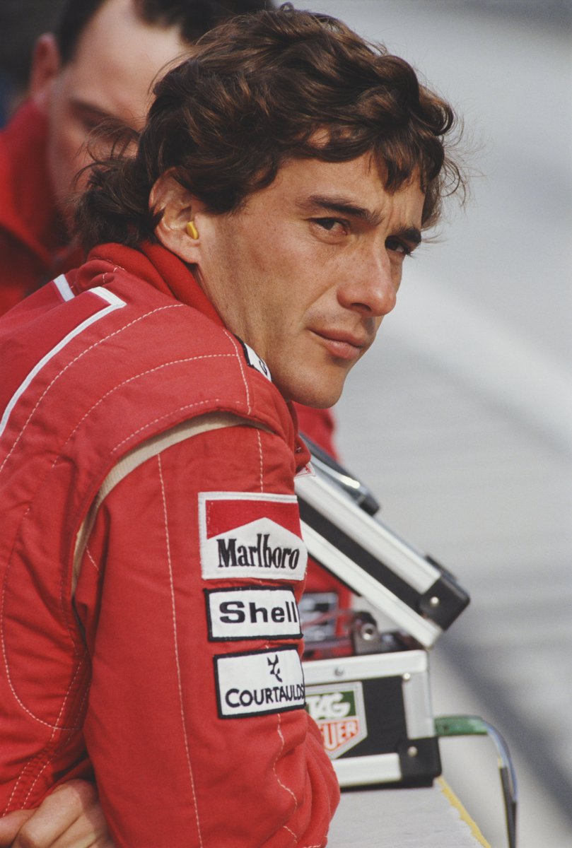 Hoy se cumplen 64 años del nacimiento del irrepetible Ayrton Senna 🇧🇷. Emblema de una era dorada de la Fórmula 1. Con su talento, determinación y carisma, trascendió el deporte. ABRIMOS HILO. 👇