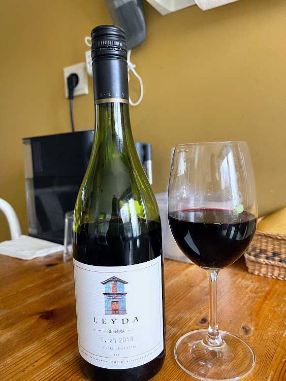 joukesp's tweet photo. #ThursdayLunch #LeftoverLunch #PotatoSalad #LambRoast #EndiveColeslawSalad
As weather improves this may well become a regular on our table!
Nicely surprised by '18 Leyda Syrah Reserva, Valle de Leyda, Chile!
Fruity, spicy, good balance of silky tannins & acidity, lengthy.
86-88 https://t.co/SwyKiGibKD