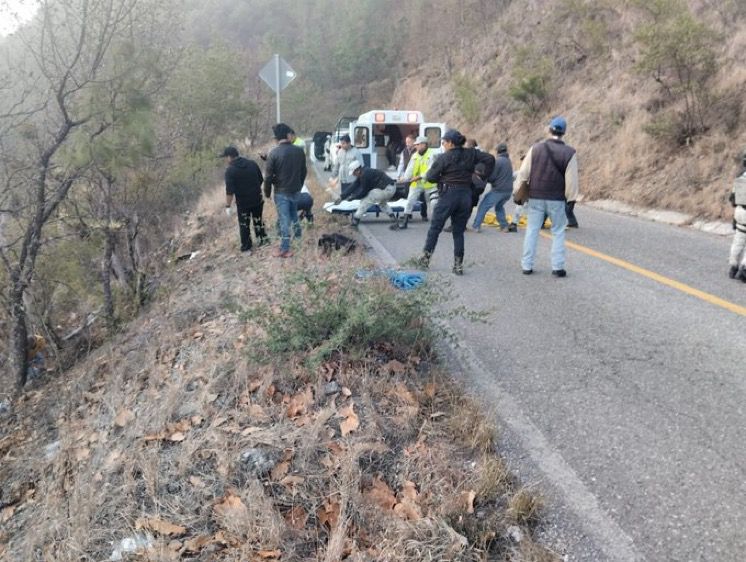 #Almomento.. Informan que cinco personas perdieron la vida y un lesionado en la volcadura de un camión maderero sobre la carretera federal 175, tramo Ixtlán-Oaxaca. Seguiremos informando.