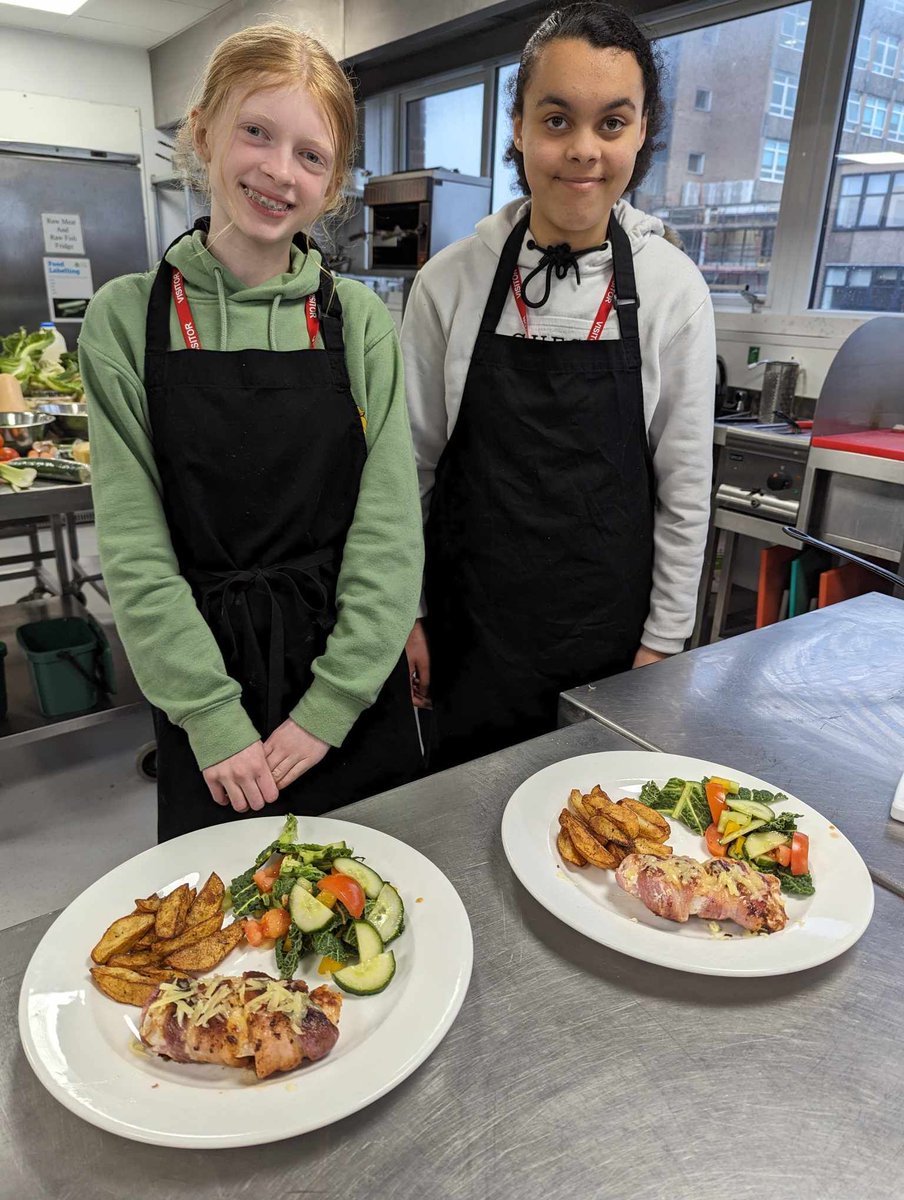 Fantastic start to @LMCollege Young Chef Award with Yr9 pupils from @GarstangAcademy @BayLeadershipAc @MBayAcademy & @carnforthhigh From creating their own smoothie brand🍓to jointing & cooking a perfect chicken dish they excelled at everything. 👏😋 Next stop, regional heats! 🥇