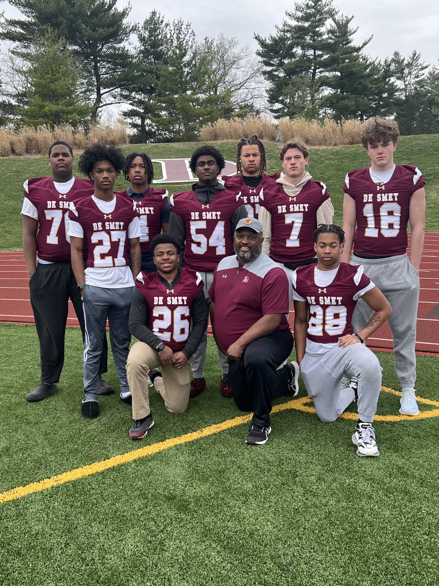 Stopped by DeSmet Jesuit HS in St. Louis today to visit with their ultra successful HC John Merritt and nine of his top prospects. This school has great tradition and Coach Merritt has done a great job of developing big-time prospects. Super impressive.⁦@JHMerrittJr⁩