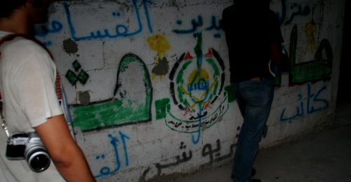 ElInterpreteD's tweet photo. Explora la evolución política de Hamás y la Yihad Islámica en Palestina, su búsqueda de unidad con la OLP y la necesidad de revitalizarla para el pueblo palestino.

✍️ Por Belal Shobaki para @AlShabaka.
🌐 Traducido por @ElInterpreteD.

🔗https://t.co/7vItUMwW4t https://t.co/syMb85bYjm