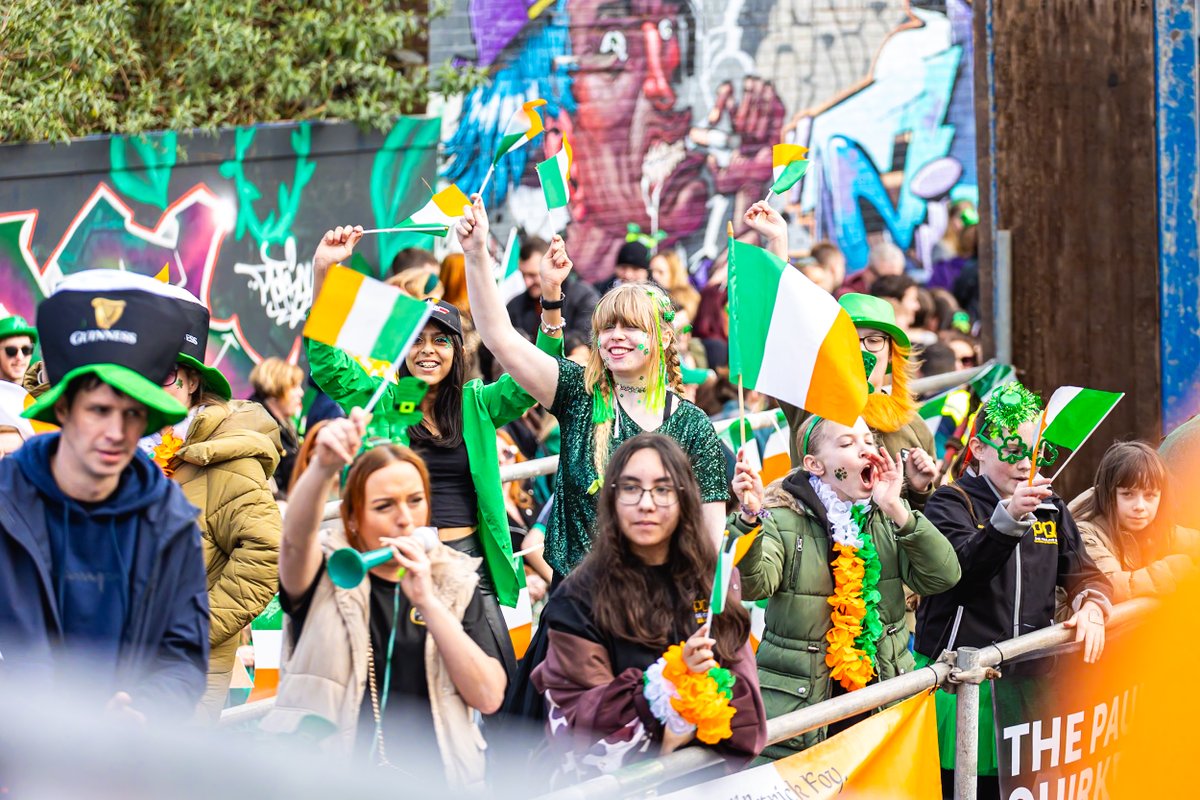 🇮🇪 Here's a spectacular collection of photos from the 50th #StPatricksDay Parade! ☘️ What a beautiful celebration of the @brumirish community & their history. Look at, share & download the photos here: drive.google.com/drive/folders/… #LáFhéilePádraig #Birmingham #Ireland #LordMayor