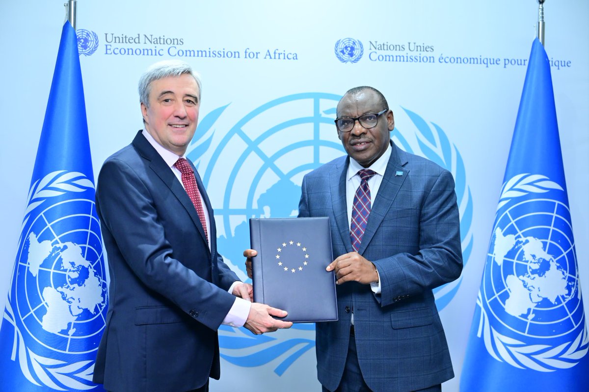 ECA_OFFICIAL's tweet photo. Alors que l’Amb. de @EUtoAU Javier NIÑO PÉREZ à présenté ses lettres de créance ; @ClaverGatete de la CEA le félicite de l’appui de l'#UE à #AfCFTA, au commerce &amp; #SDGdata  Ont discuté du partenariat ds #RegionalIntegration, commerce, #RegionalValueChains, risques d’investissemt https://t.co/P4ZjE2eQDT