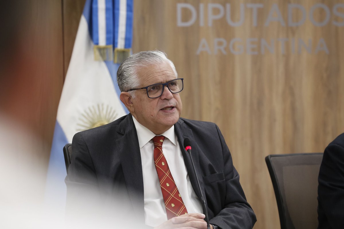 Me siento muy honrado por ser el nuevo Presidente de la Comisión de Defensa Nacional en @DiputadosAR. Trabajaré incansablemente para proteger nuestros intereses nacionales y la soberanía de nuestra Patria.