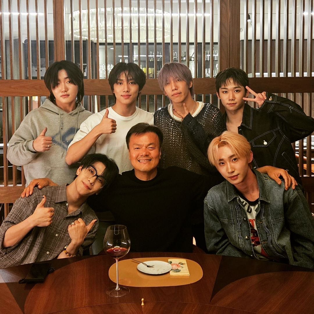 It's been a while since we've seen our J.Y.Park PD nim! We're truly grateful and happy. In future days,we will continue to going forward and strive to be better idols.✨ 时隔很久再次见到我们亲爱的朴PD nim! 感谢8年前PD选择并培养了我们…