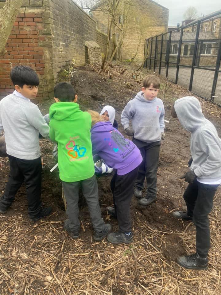 Year 5 smash it again. Maths, swimming, reading and planting trees for King Charles’ National Orchard. The children really are showing their skills, kindness, determination and team spirit. ❤️💙