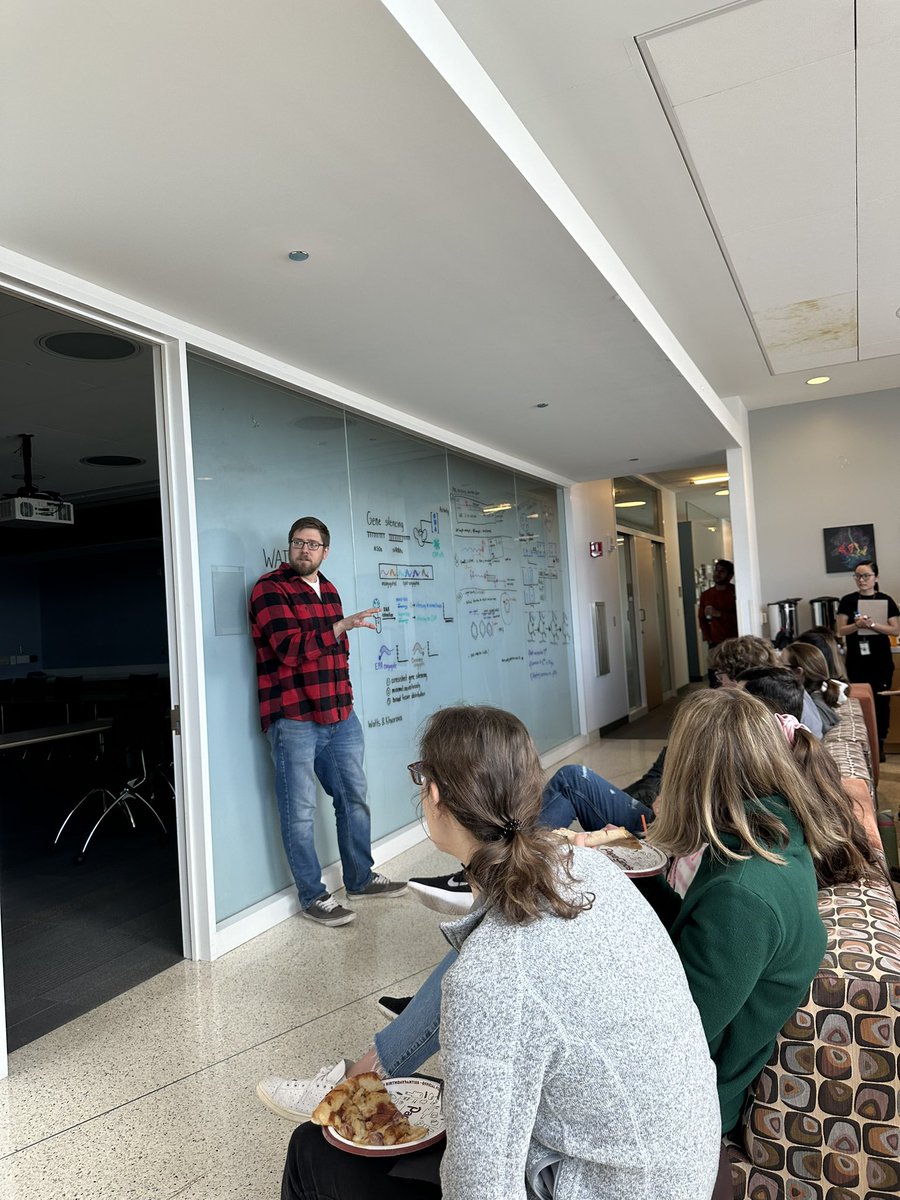 Love our monthly RTI chalk talks! Today is the Watts’ lab @jwattsgroup turn with Sam Sarli, Adam Hedger, & Krishna Ghanta 🍕🧬