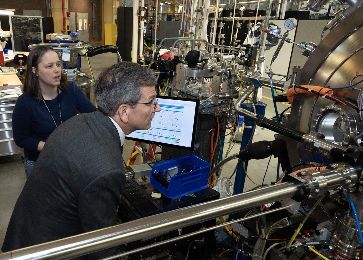 We recently hosted Tom Settersten at our lead institution, @BrookhavenLab. During the visit, Dr. Settersten, who provides DOE oversight of #C2QA activities, toured several facilities that contribute to C2QA research, including #CFNatBrookhaven and #NSLSII.  @doescience