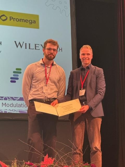 SYBORG (@erblabs) on Twitter photo Last but not least, the <a href="/GBM_eV/">GBM e.V.</a> PhD Award for <a href="/schulluc/">Luca Schulz</a> Congratulations! More than deserved! 10 days and 4 awards for <a href="/erblabs/">SYBORG</a> <a href="/IMPRS_Mic/">IMPRS-μLife</a> <a href="/mpi_marburg/">Max Planck Institute for Terrestrial Microbiology</a> Last but not least, the <a href="/GBM_eV/">GBM e.V.</a> PhD Award for <a href="/schulluc/">Luca Schulz</a> Congratulations! More than deserved! 10 days and 4 awards for <a href="/erblabs/">SYBORG</a> <a href="/IMPRS_Mic/">IMPRS-μLife</a> <a href="/mpi_marburg/">Max Planck Institute for Terrestrial Microbiology</a>