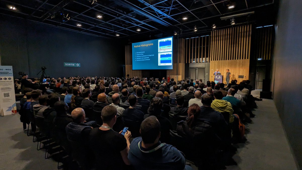 Full room on @PrometheusIO talk on @KubeCon_ by @bboreham and @SimonHiker ♥️