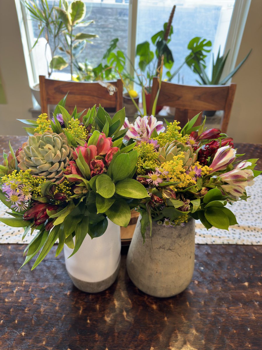 o7Tayy's tweet image. I got back from my bike trip and Birthday to these amazing flowers from Annie, with one of the most thoughtful cards I’ve ever seen. Thank you Annie for thinking of me, these flowers are delightful 😊🥲