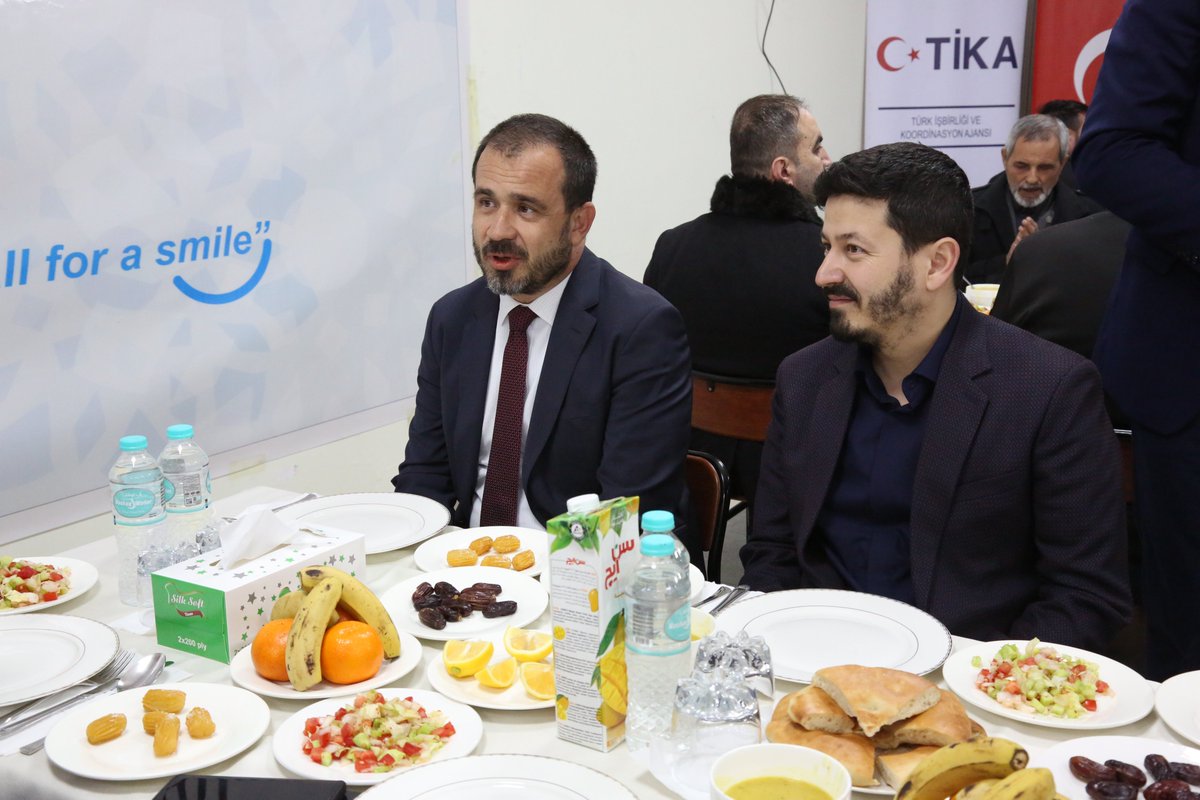 Tika_Kabul's tweet photo. Bugünkü iftar soframızı T.C. Kabil Büyükelçimiz Sayın Cenk ÜNAL'ın teşrifleri, elçiliğimizin kıymetli mensupları, Türkiye Maarif Vakfı yöneticileri, personelleri ve Türkiye Mezunu kardeşlerimizle paylaştık. https://t.co/5oPd17hehB