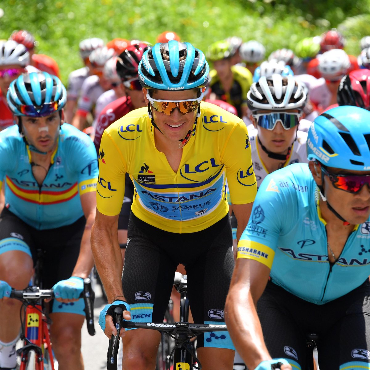 🥳 Joyeux anniversaire au double vainqueur du #Dauphiné 🇩🇰 @jakob_fuglsang ! 🥳 Happy birthday to the 2017 & 2019 #Dauphiné champion 🇩🇰 @jakob_fuglsang!