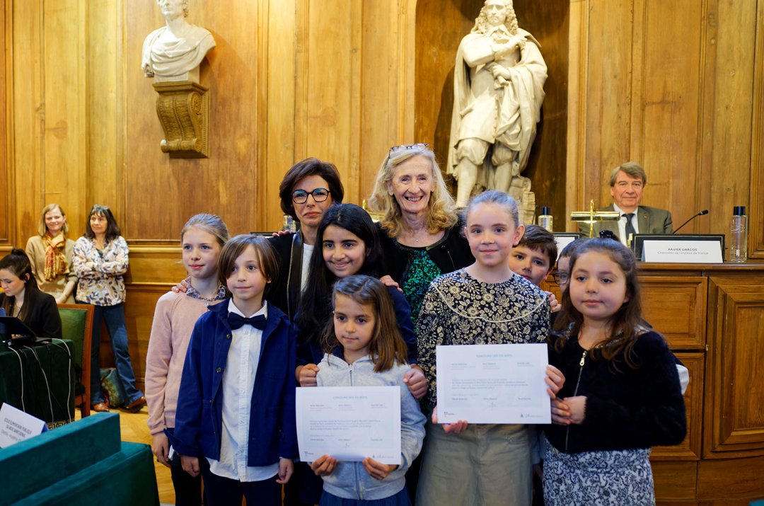 education_gouv's tweet photo. À l’occasion de la semaine de la langue française et de la Francophonie, remise des prix aux lauréats du "Concours des dix mots" ce matin à l'Académie française. Bravo à tous ! 👏
Ce prix célèbre la créativité des élèves, les invitant à fusionner art et mots. https://t.co/itB47PA8qe