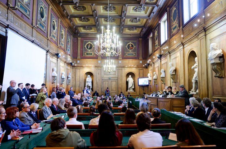 education_gouv's tweet photo. À l’occasion de la semaine de la langue française et de la Francophonie, remise des prix aux lauréats du "Concours des dix mots" ce matin à l'Académie française. Bravo à tous ! 👏
Ce prix célèbre la créativité des élèves, les invitant à fusionner art et mots. https://t.co/itB47PA8qe