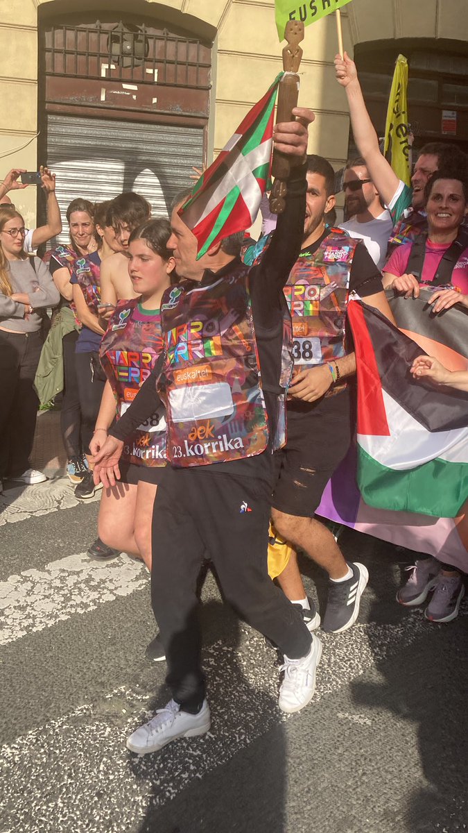 Gora Juan!!!!! Gora Atxuriko eskola!!! Gora #korrika2014