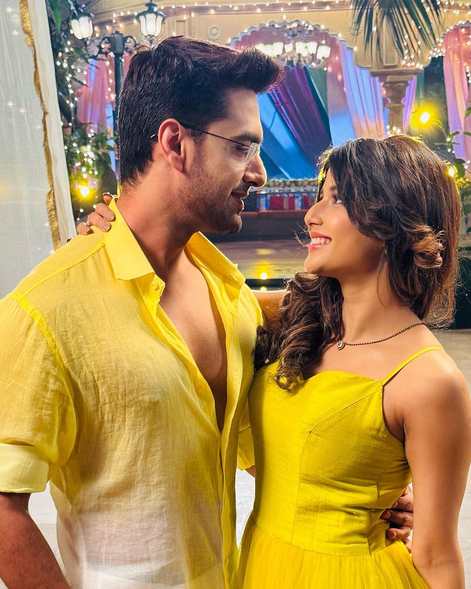 ronitachirps's tweet photo. Mera dil dhak dhak kar raha hai literally 😭😭😭 #samhit #SamridhiiShukla #RohitPurohit #abhimaan #yrkkh https://t.co/1cdZTeG7Wy