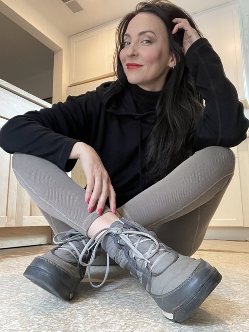 Hosting a big smelly fw multi/Domme sesh tonight. I&rsquo;m wearing some of my fave sorel winter farm boots