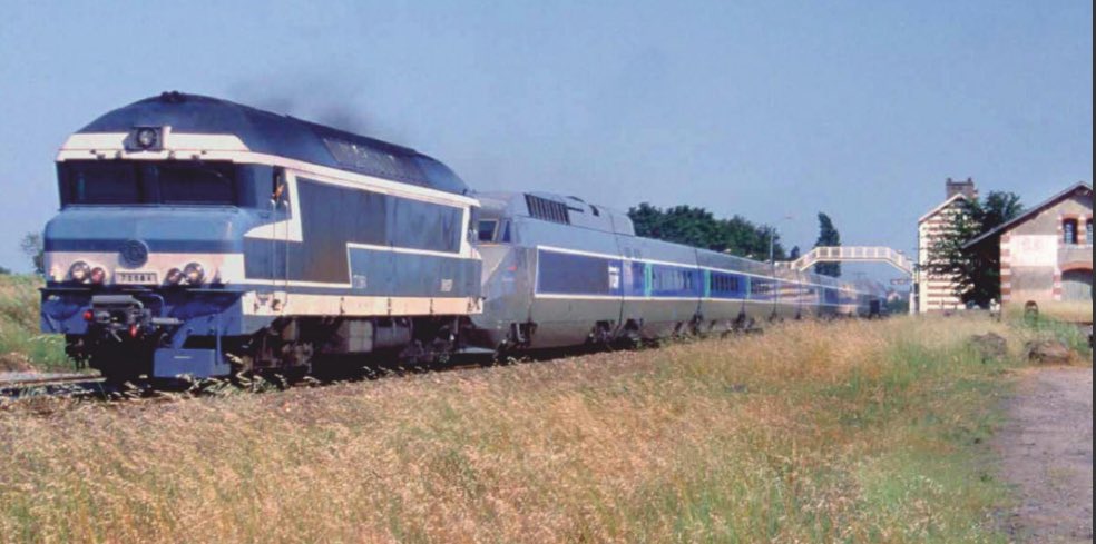 [#THREAD] Si je vous dis : "Diesel, TGV, Brioche et Puy Du Fou", vous pensez à quoi ? 🤔

Au célèbre TGV Vendée alias le "TGV Mogette" bien sûr ! 🚄🍞 ! 

Comment as t on fait cette expérience unique en son genre ? Focus 🔎…⬇️