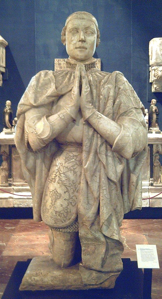 trastamara_ana's tweet photo. ¿Sabías que los #ReyesCatólicos fueron los promotores de la escultura orante de Pedro I «el Cruel», que en la actualidad podemos admirar en el Museo Arqueológico Nacional?

Aunque don Pedro, tras su muerte en Montiel a manos de su hermanastro don Enrique de Trastámara, fue enterrado en la iglesia de Santiago de la Puebla de Alcocer, más tarde, en 1447, su cuerpo fue trasladado por su nieta doña Constanza, priora del convento de Santo Domingo el Real de Madrid, a la capilla mayor de la iglesia de dicho convento, donde mandó erigir un sepulcro con “un bulto de mármol, muy al natural, de su abuelo”, sustituido por otro en 1504, que sufriría distintas vicisitudes hasta llegar a parar a los subterráneos del convento de donde lo rescataría la Comisión de Monumentos en 1845, cuando se coloca en el coro, junto al sepulcro de su nieta, donde permanecería hasta 1868, en que es trasladado al Museo Arqueológico Nacional.

Realizada en alabastro, el monarca aparece vestido con armadura, cota de malla y manto real, con flores de oro sobre fondo azul, ya desaparecido, que mandaron esculpir los #ReyesCatólicos en 1504 y cuyo anónimo escultor debió conocer las estatuas orantes del príncipe don Alfonso, hijo de los 
#ReyesCatólicos, en la Cartuja de Miraflores y el de Juan Padilla, procedente del desaparecido monasterio de Fresdelval, hoy en el Museo Arqueológico de Burgos.

La cabeza fue añadida con posterioridad al cuerpo y las piernas, cuyas rodillas reposan sobre un cojín, siendo mutiladas en el siglo XVIII, con objeto de poder introducir la estatua en un nicho. Existe un notable contraste entre la calidad de las manos cubiertas por guantes y la cabeza, que bien pudo pertenecer a la escultura anterior, mandada realizar  por su nieta doña Constanza en tiempos de Juan II, y que se conservaría con objeto de preservar la autenticidad del retrato. 
📸
Luis García