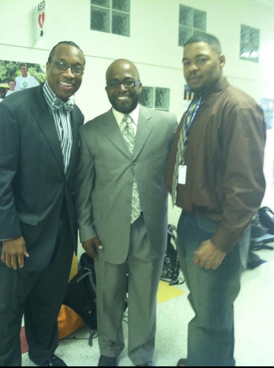 The great man in the middle, Dr. Nakia Douglas, blessed me with such an amazing experience at my 1st teaching job @ Barack Obama Male Leadership Academy. Everything about Doc was great, and to this day, I still live by "If you believe, you achieve, then succeed!" HBD Doc! TUp🙏🏾