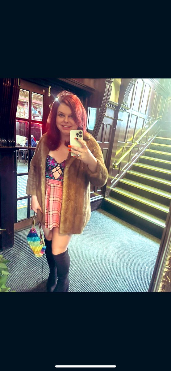 New outfit. 👗 🧥 👢 @TheLisbon