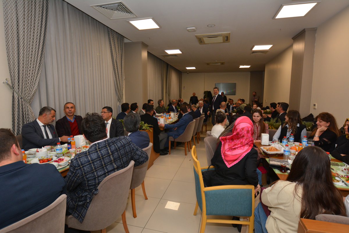 kumlucatso's tweet photo. Yönetim Kurulu Başkanımız Fahri Özen, Başkent Antalyalılar Platformu tarafından Ankara’da düzenlenen ve Antalyalı Yargıtay, Danıştay, Sayıştay üyelerinin, Bakanlık bürokratlarının, akademisyenlerin bir araya geldiği iftar programına katıldı. Bölgemizde yürüttüğümüz projeler hakkında bilgilendirme yapan Yönetim Kurulu Başkanımız Fahri Özen, Antalya’nın coğrafi işaretli ürünü Finike portakalı ikramında bulunup TOGG #turuncuolsun kampanyasına destek istedi. Bu güzel programa davetlerinden dolayı Başkent Antalyalılar Platformu’na teşekkürlerimizi sunarız.

@ozen7 @RHisarciklioglu @TOBBiletisim @Togg2022
