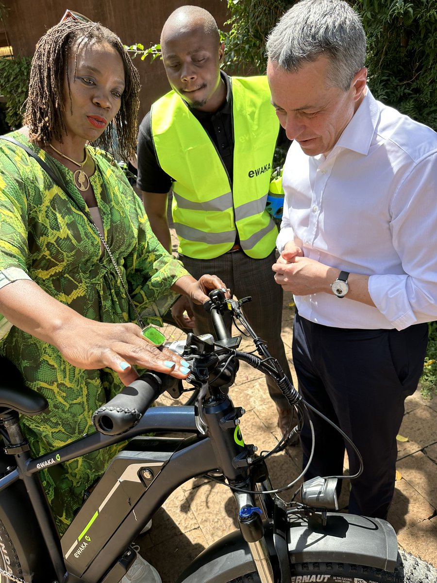 🚲 Discover the eco-friendly way to travel! Foreign Minister @IgnazioCassis hops on an e-bike from @eWAKATech, a 🇰🇪 company supported by @SECO_CH start-up fund. eWAKA e-bikes cut fuel costs by 50% and reduce CO2 emissions by 90%. Join the movement towards greener 🌱transportation