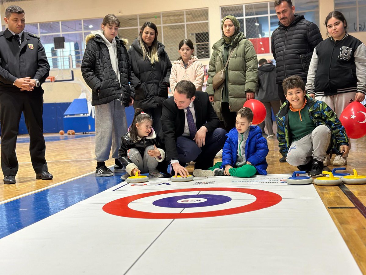 📍Salıpazarı Spor Salonu’nda Dünya Down Sendromu Farkındalık Günü etkinlikleri düzenlendi. Dünyaya kattığınız güzelliklerin farkındayız ve hep yanınızdayız. Tıpkı sizin gibiyiz. Down sendromu 1 eksiklik değil +1 fazlalıktır. #downsendromufarkındalıkgünü ♥️