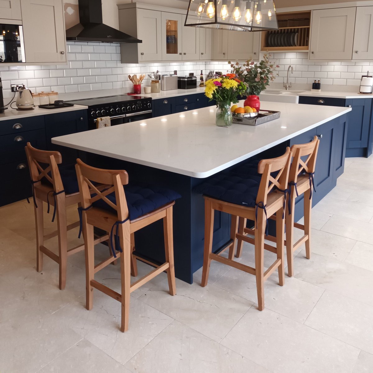 The deft colouring on show in this Shaker Kitchen adds a huge amount of character to an already gorgeous space - bliss. 🔵🌟⁠ .⁠ 📸 Wimbourne Inkwell and Highland Stone⁠ ⁠ .⁠