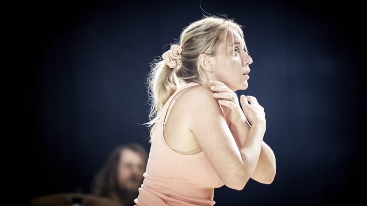 'Le Consentement', avec Ludivine Sagnier : la violence du témoignage de Vanessa Springora résonne sur scène #leconsentement #theatre @RondPointParis @Gallimard #LudivineSagnier francetvinfo.fr/culture/specta…