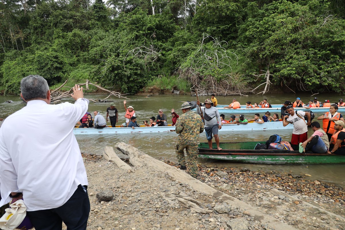 Bishops of Panama, Colombia and Costa Rica shared a moment of #prayer with some #migrants in the #Darien jungle, and brought a message from #PopeFrancis. 🙏 Read here: humandevelopment.va/en/progetti/ob… @vatincannews @ArquiPanama @celamweb @episcopadocol @redclamor