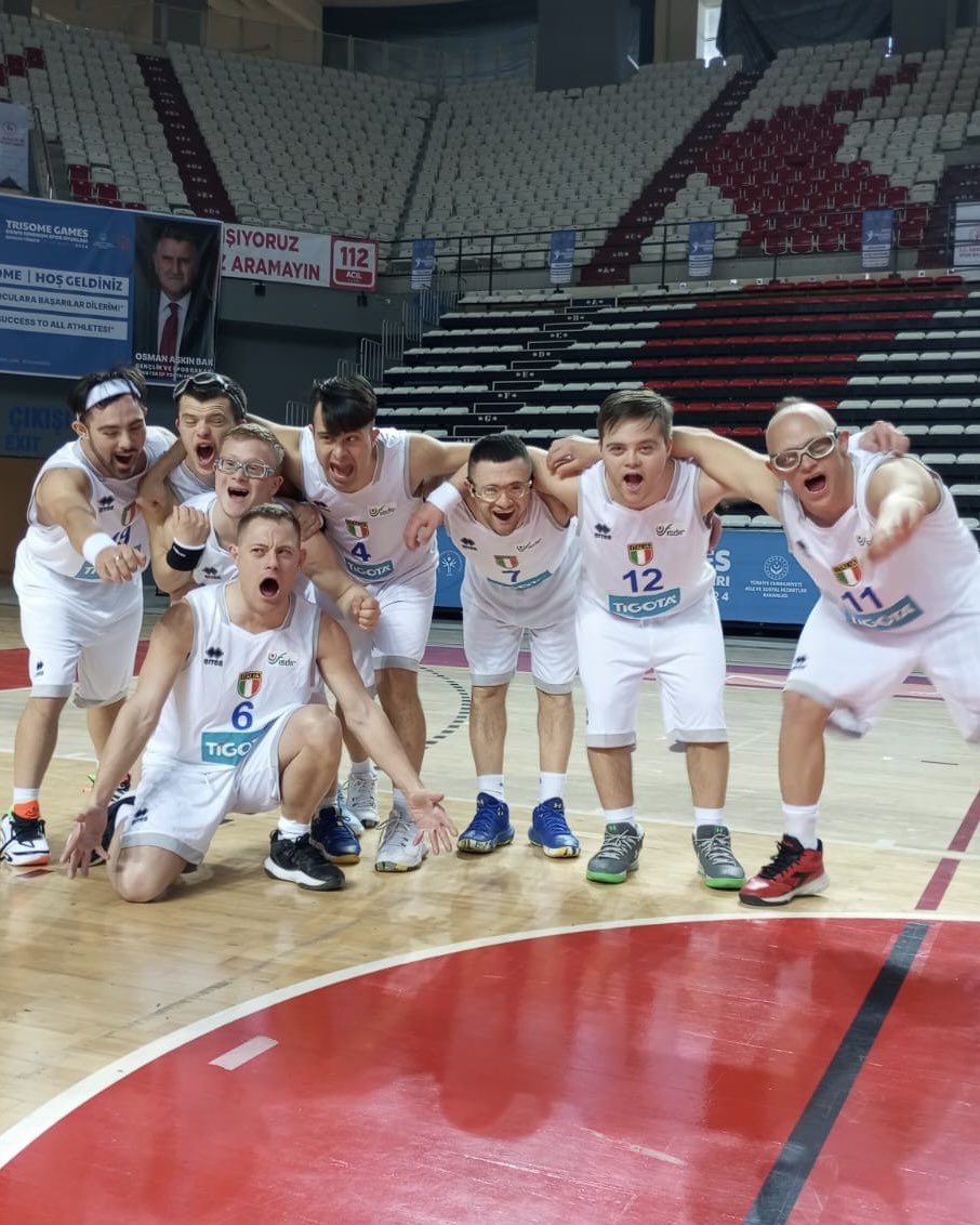 🇮🇹🏀 La Nazionale di basket per atleti con sindrome di Down, della quale sono tifosa da tempo, ha vinto all'esordio ai Trisome Games in Turchia battendo la squadra turca 32-24. Spero (nuovamente) che la Nazionale riceva la giusta attenzione su giornali e social! 💙👏
