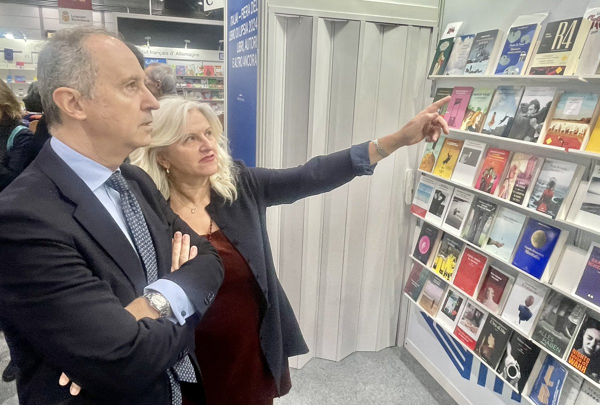 📚🇮🇹 Italia - Fiera del Libro di Lipsia | #DestinazioneFrancoforte

L‘Ambasciatore #Varricchio visita lo stand italiano alla Fiera del Libro di Lipsia.

ℹ️💁‍♀️ tinyurl.com/4nj6tpmx 

@buchmesse #lbm24 #leipzigliest #fbm24 @italymfa @iicberlino