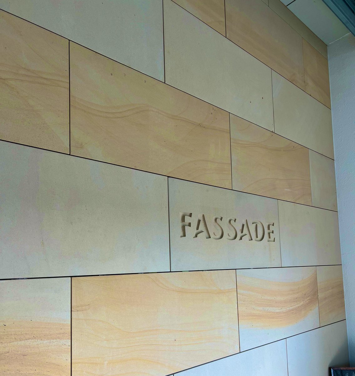 Eine wunderschöne Sandstein Fassade aus edlem Bentheimer Sandstein vom Natursteinwerk Monser! #sandstein #fassade #natursteinwerk