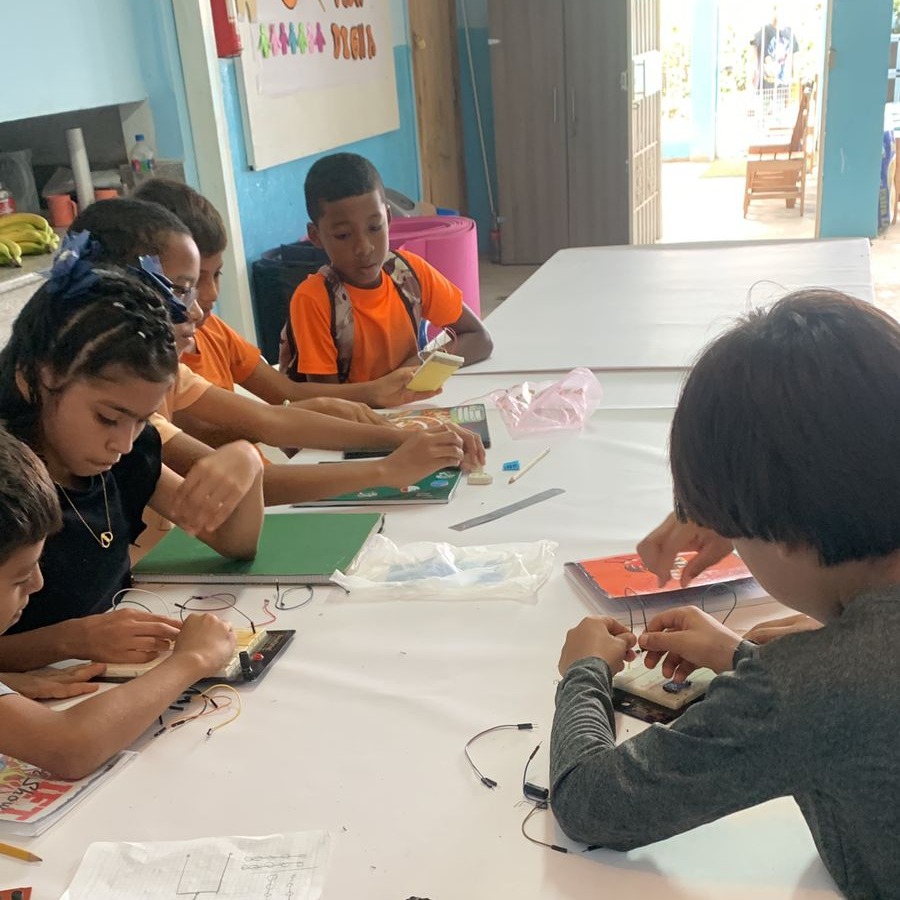 Estudiante del programa DONA FUTURO enseña robótica y matemáticas a niños y adolescentes en la Fundación Vida Digna, Durán. 
¡Un ejemplo inspirador de servicio comunitario y educación para el futuro!
#Voluntariado #Educación #ODS03 #ODS04