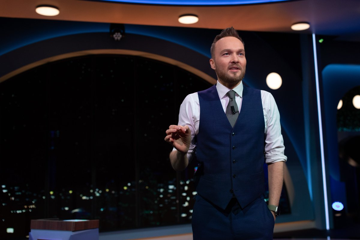 Straks in de Avondshow: Alles over de formatie en alles over de laatste journalistieke trend: bellen met Hans Hoogervorst. EN we proberen een voet tussen de deur te krijgen bij de Jehova’s Getuigen.

Om 22.25 op NPO 1!