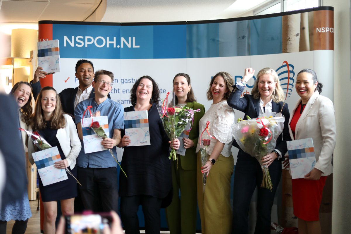 Op woensdag 20 maart hebben 84 aios, deelnemers aan de MPH en verpleegkundigen hun diploma in ontvangst genomen in De Eenhoorn in Amersfoort. Namens de gehele NSPOH: van harte gefeliciteerd! 
nspoh.nl/84-diplomas-ui…

#diploma #uitreiking #arts #socialegeneeskunde #gefeliciteerd