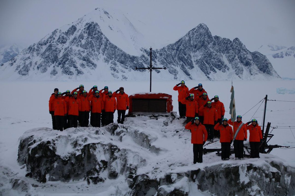 Ministerio de Defensa (@mindefensa_ar) on Twitter photo ¡Feliz 73° aniversario Base San Martín!
Fundada por el General de División Hernán Pujato el 21 de marzo de 1951, se encuentra en el Islote Barry (Caleta Sanaviron, Paso Mottet) que forma parte de los Islotes Debenham situados próximos al Mar de Bellinhaussen. ¡Feliz 73° aniversario Base San Martín!
Fundada por el General de División Hernán Pujato el 21 de marzo de 1951, se encuentra en el Islote Barry (Caleta Sanaviron, Paso Mottet) que forma parte de los Islotes Debenham situados próximos al Mar de Bellinhaussen.