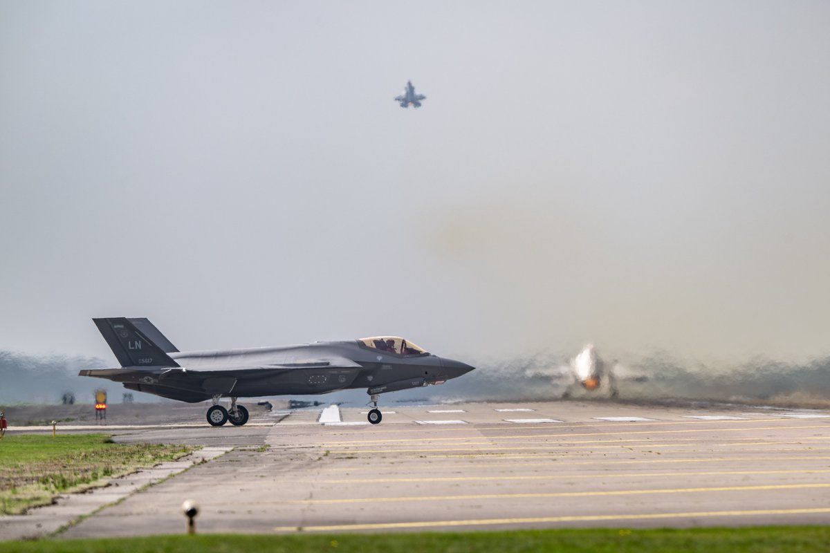 F-35As of the @48FighterWing at RAF Lakenheath performing some quick climbs today #F35 #F35A