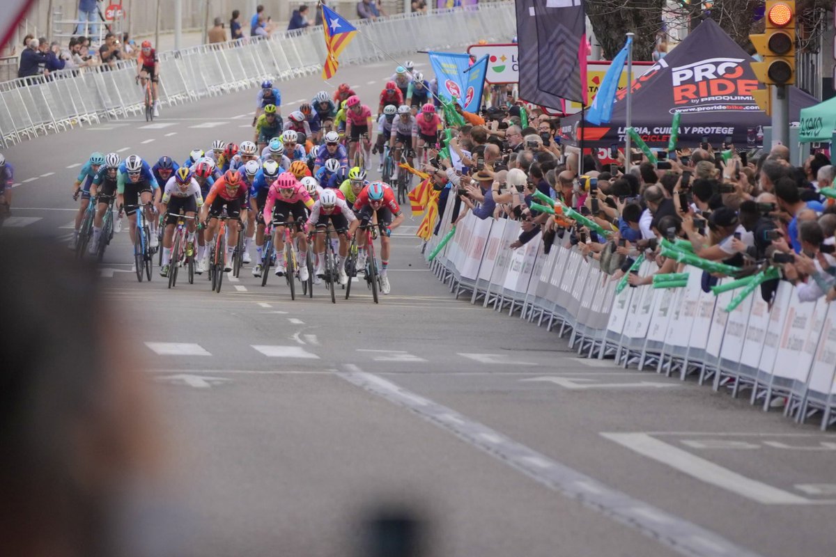 Marijn van den Berg guanya la 4a etapa de la Volta a Catalunya amb arribada al centre de Lleida. ✔️Tadej Pogačar de l’UAE Team Emirates, referma el seu lideratge general a la cursa. #Lleida #Esports #Ciclisme #VoltaaCatalunya Informa't 👉🏻acortar.link/IgLZ2s