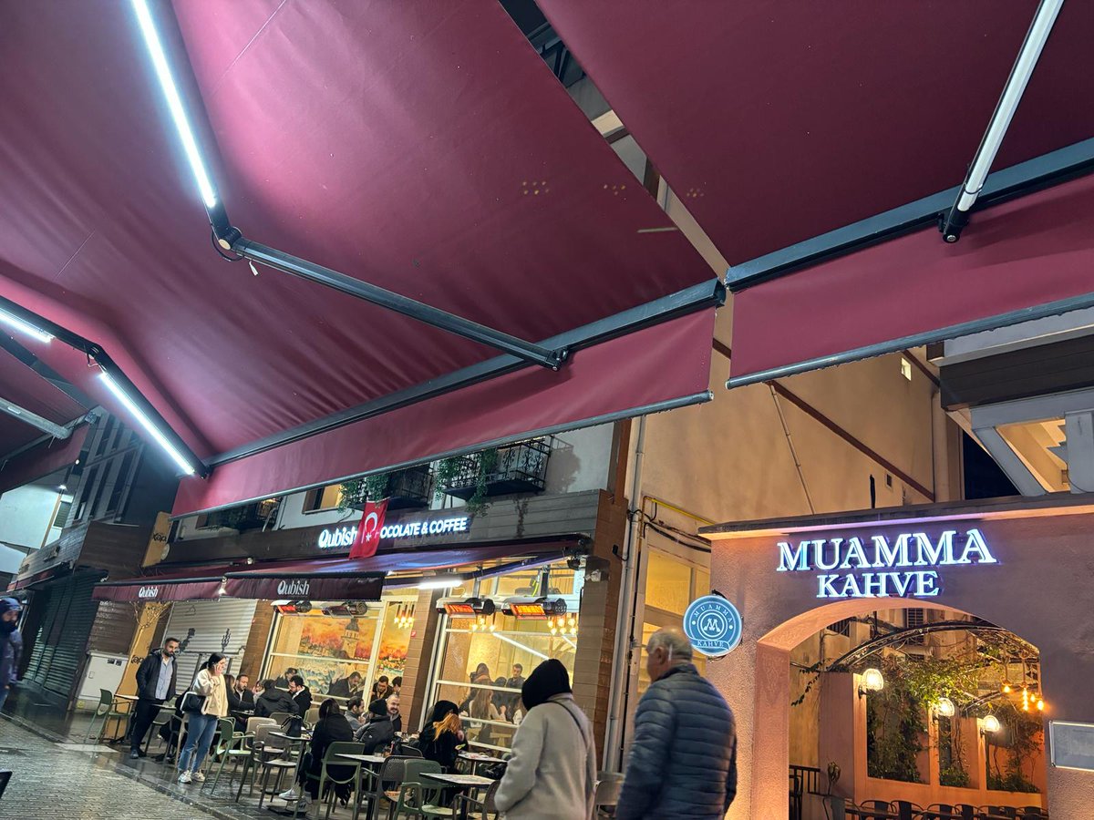 Alternatif bir islamcı buluşma yeri olarak uncular caddesi. 

Qubish cafe onurumuzdur