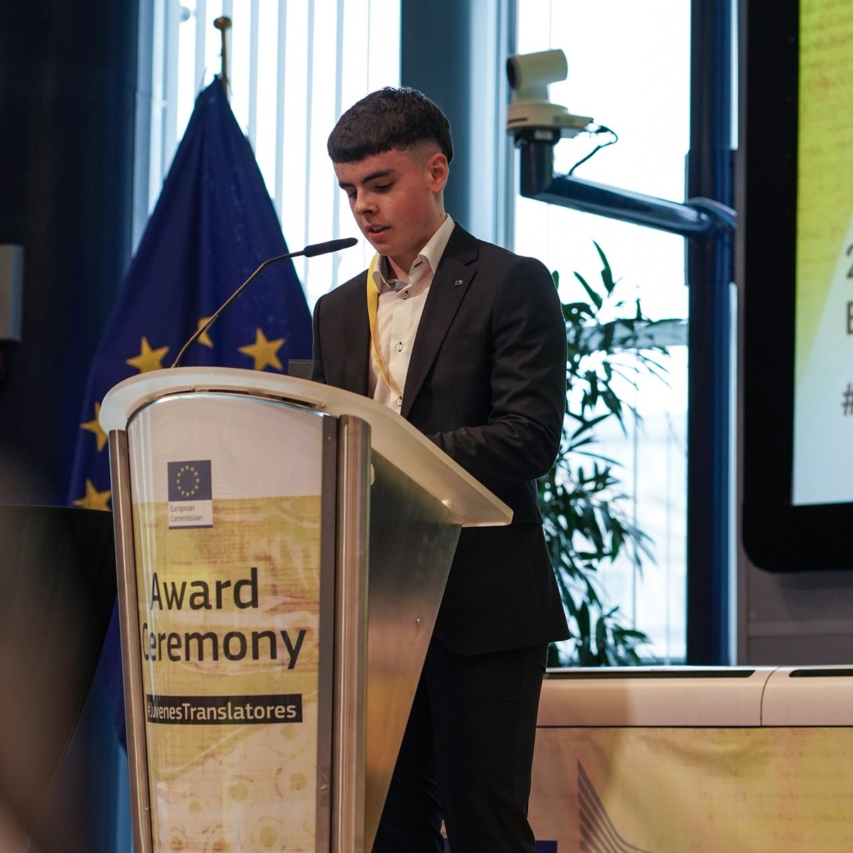 Our congratulations to Fionnán Ó Coisdealbha from Coláiste Chroí Mhuire in #Spiddal, Irish 🇮🇪 winner of the annual #JuvenesTranslatores (Young Translators) competition 👏👏 Fionn was in Brussels today where he received his award👇 @translatores @TeangachaAE