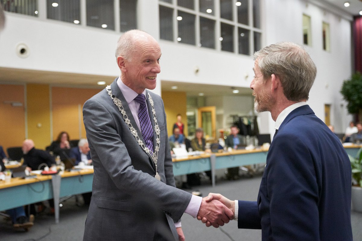Misschien heb je hem al zien lopen: de nieuwe waarnemend burgemeester. Een opvallende verschijning, met zijn 1.98 en zijn hoed. Marcel Fränzel is van plan de komende tijd helemaal Middelburger onder de Middelburgers te zijn.
Maak alvast kennis met hem: 
middelburg.nl/kennismaken-me…