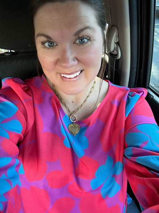 Happy Thursday 💙☀️ https://t.co/VME6tRbUfI